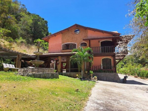 Casa Grande 2 Suítes 3 Camas Casal Deck Churrasqueira Trilha Açude Jardim Enorme Ideal Para Crianças Família e Amigos
